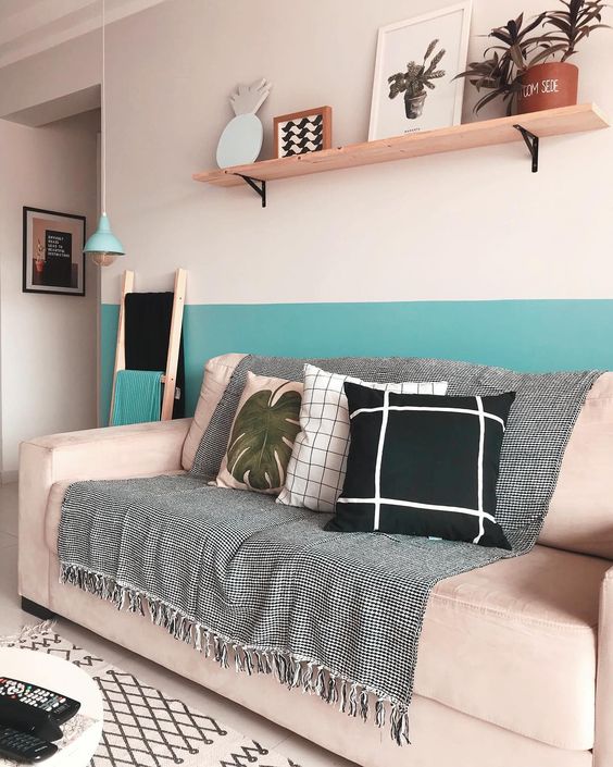 Sala com sofá rosa e metade da parede pintada de azul claro - Pinturas de Paredes Diferentes