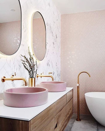 Banheiro com duas cubas rosa