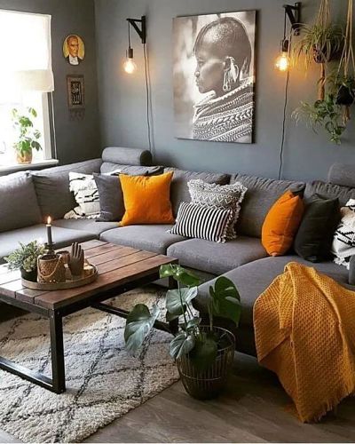 Sala pequena com sofá cinza e almofadas laranja