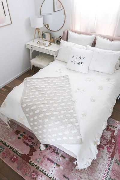 Decoração de quarto de casal simples com manta e almofadas