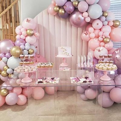 Decoração com painel e balões rosa para festa infantil