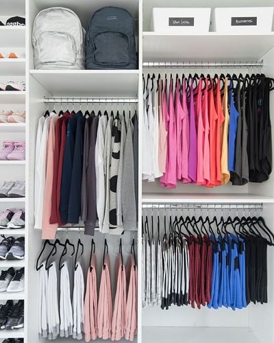 Como organizar guarda roupa: roupas penduradas no cabide