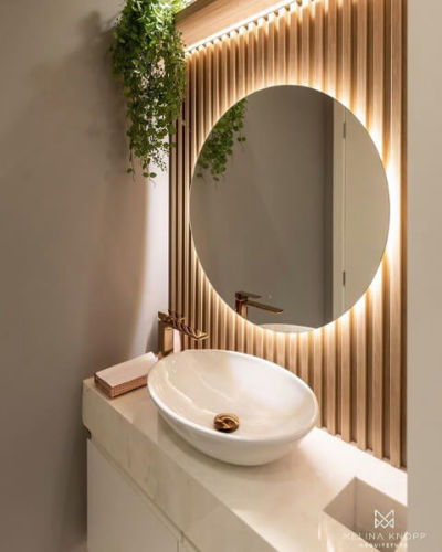 Espelho redondo com LED e painel canelado no banheiro