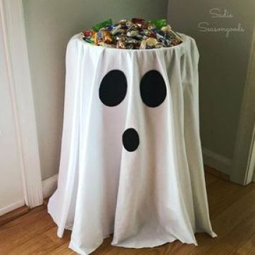 Decoração Halloween com lençol branco na mesa