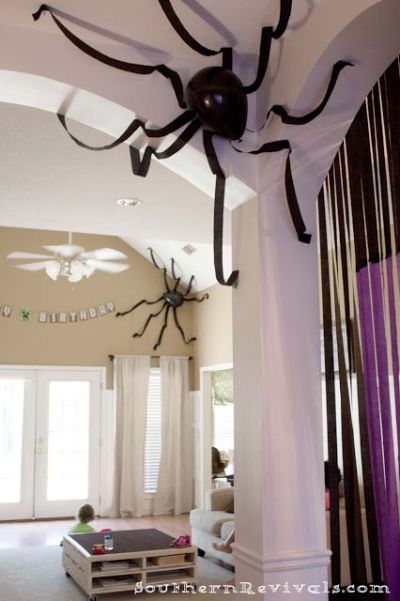Papel e balão de festa em formato de aranha na parede