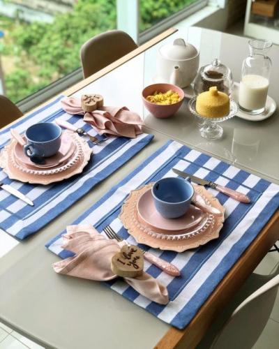 Mesa posta café da manhã azul e rosa