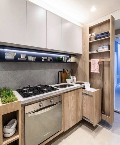Cozinha planejada pequena com armário lateral 