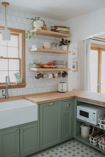 Decoração rústica na cozinha com prateleiras e armário verde claro 