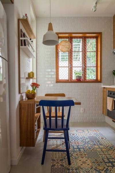 decoração rústica simples na cozinha com bancada e duas cadeiras e chão de ladrilho hidráulico
