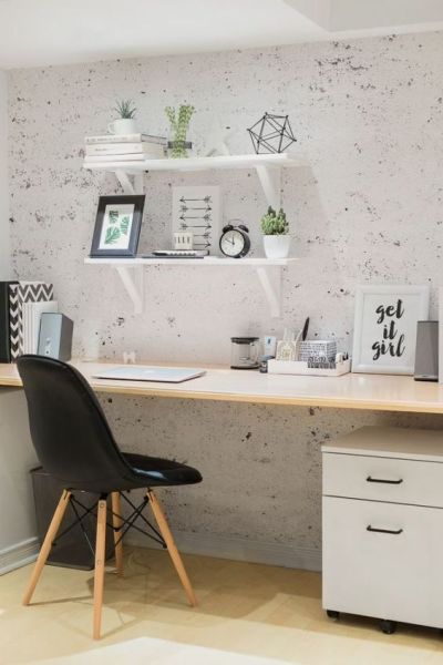 Home office simples com prateleira