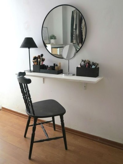 Penteadeira simples minimalista escandinava com espelho redondo e luminária