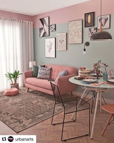 Sofa retro rosa na sala com tapete e mesa redonda de jantar