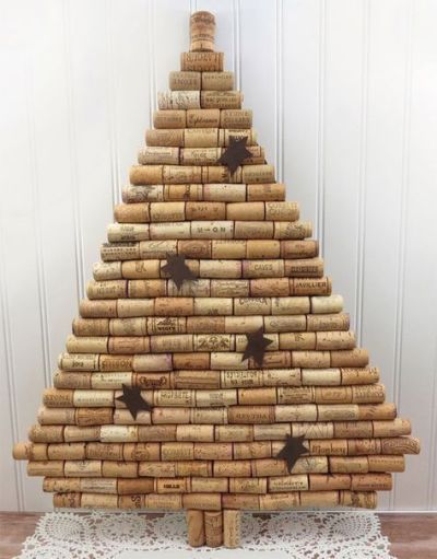 Árvore de Natal feito com rolhas de vinho na parede