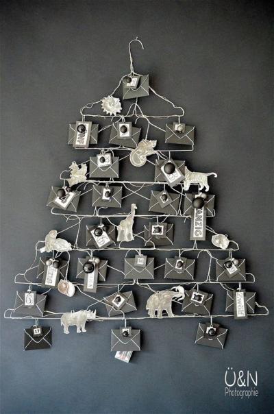 Decoração de Natal  Simples árvore criativa feita com cabides