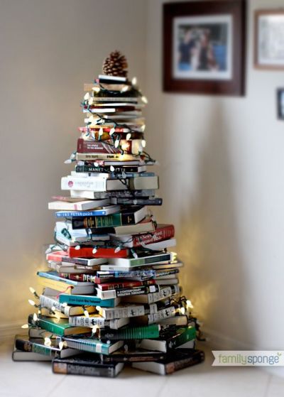 Ideia de Árvore de Natal com pilha de Livros