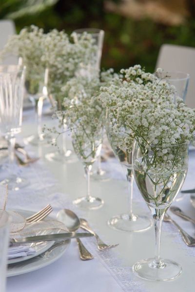 Decoração de mesa de ano novo com flores brancas
