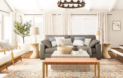sala rústica moderna com sofá cinza e tons claros