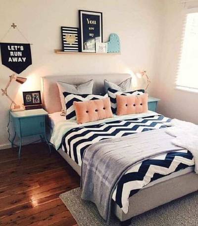 Decoração de quarto de casal simples com almofadas e mantas