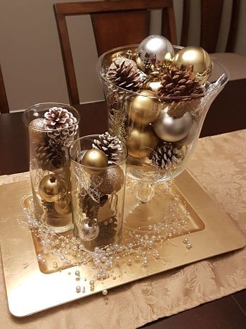 Decoração de Natal Simples com centro de mesa de vaso de vidro e enfeite de bolas