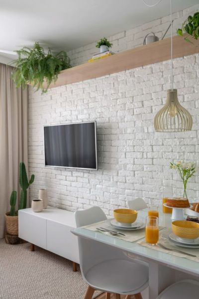 Decoração de sala pequena: tijolinho branco e plantas