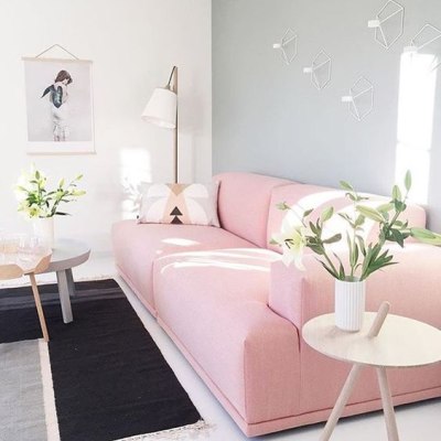Sofa rosa claro em sala com parede cinza 