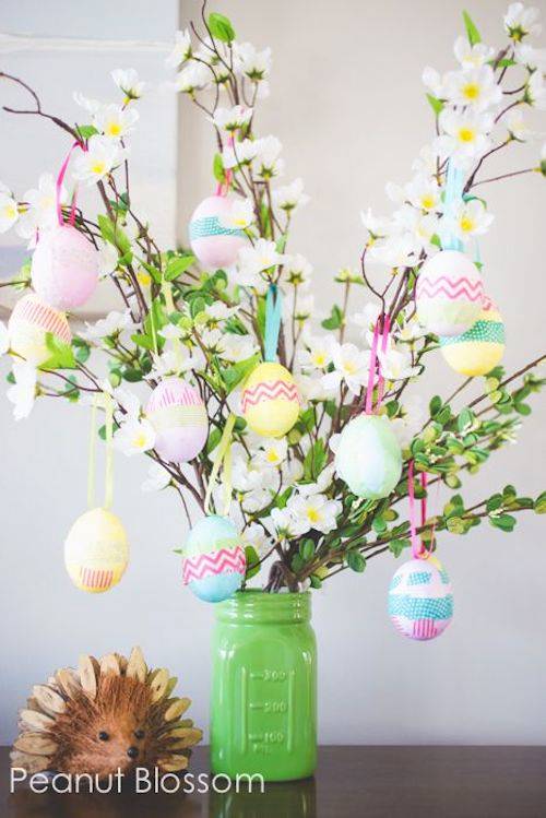 Galhos com ovos para decoração de páscoa