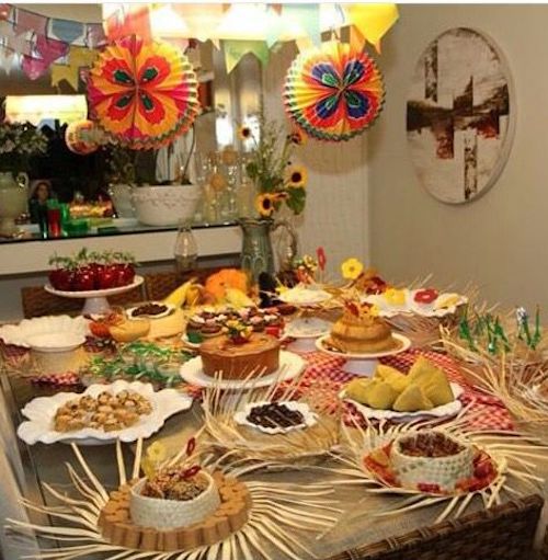 Decoração de festa Junina na mesa com comidas típicas