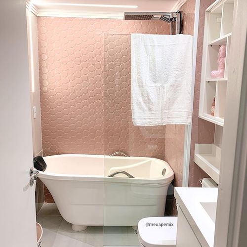 Banheiro com banheira: 5 dicas para decorar em grande estilo! Banheiro com banheira simples e revestimento rosa na parede