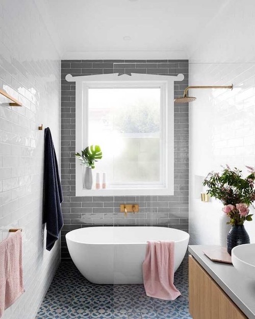 Banheiro com banheira: 5 dicas para decorar em grande estilo! Banheiro cinza e branco com banheira