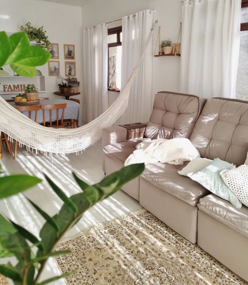Sala com sofá cinza e rede branca 
