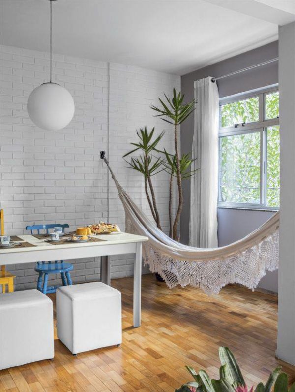 7 Dicas para Decorar a sua Sala com Rede de Descanso Sala com parede de tijolinho e rede de descanso