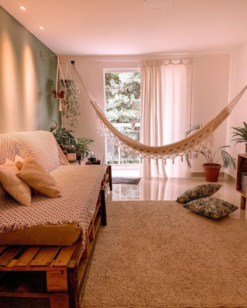 Sala com sofá de palletes e rede de descanso 