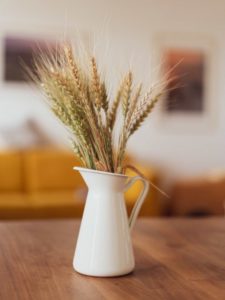 folhas secas decorativas: trigo seco no vaso branco