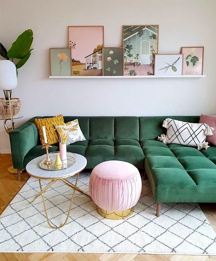 Decoração de sala com tons de rosa e verde