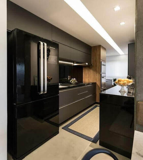 Cozinha planejada preta com geladeira preta 