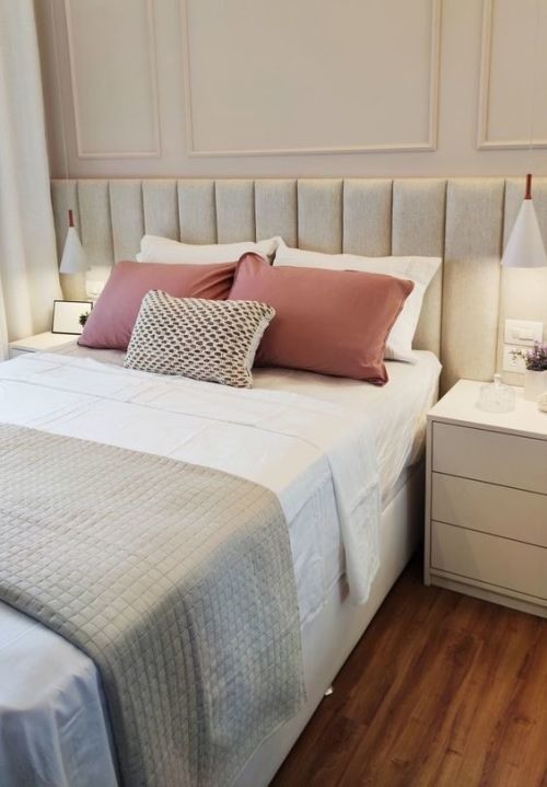 Quarto de casal com cabeceira estofada e boiserie