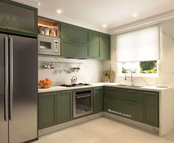 Cozinha planejada em L com armários verdes 