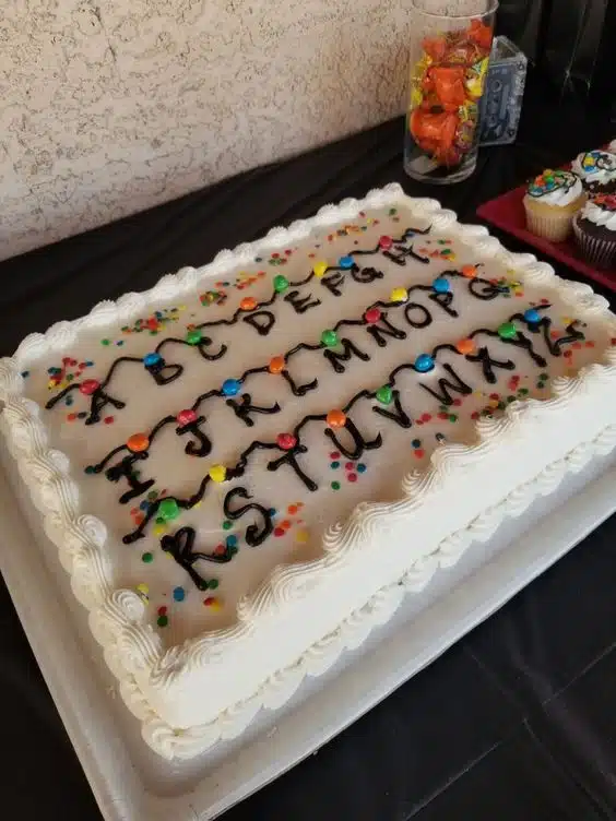 bolo de festa stranger things quadrado