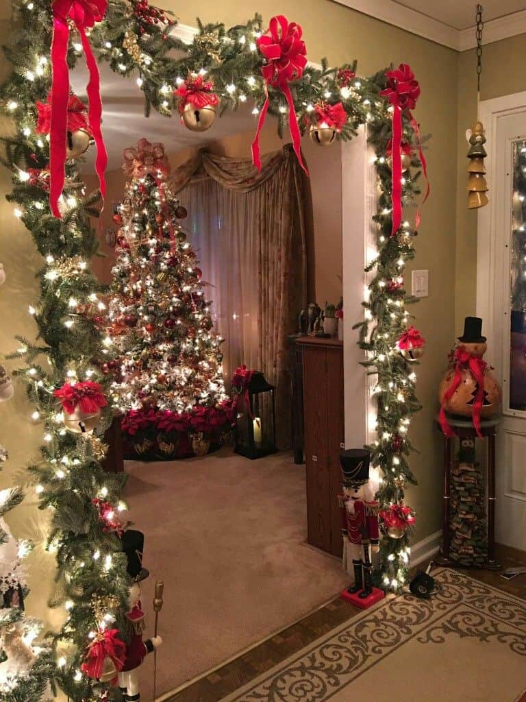 decoração de natal para sala com festão e pisca