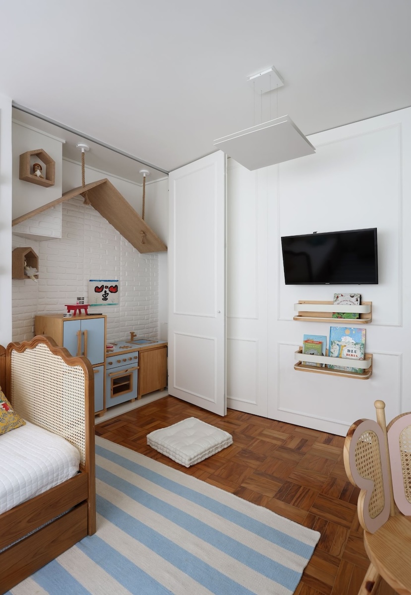 quarto infantil com cozinha de brinquedo